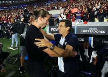 Gustavo Costas, técnico do Racing, ao lado de Filipe Luis