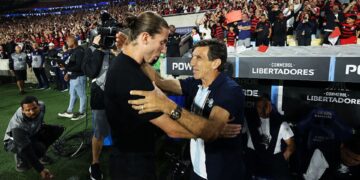 Gustavo Costas, técnico do Racing, ao lado de Filipe Luis