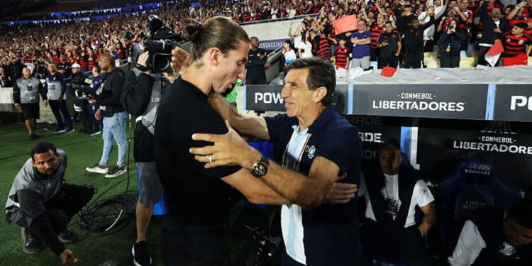 Gustavo Costas, técnico do Racing, ao lado de Filipe Luis