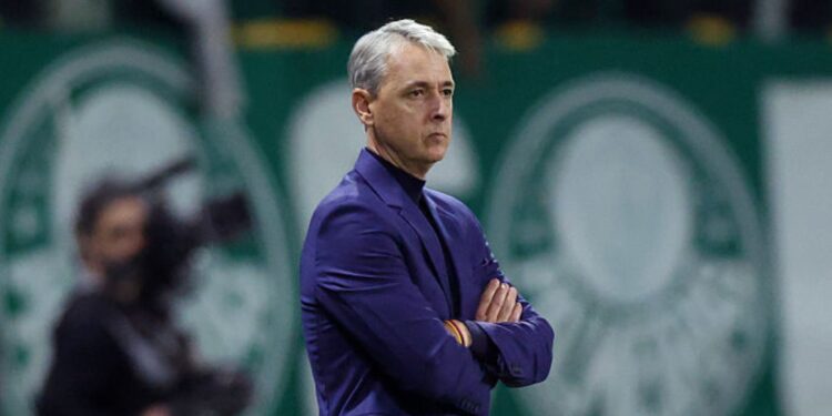 Tiago Nunes durante jogo contra o Palmeiras