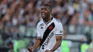 Rayan comemorando gol do Vasco