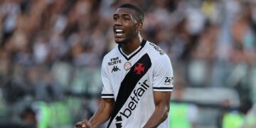 Rayan comemorando gol do Vasco