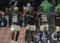 Jogadores do Vasco comemorando gol