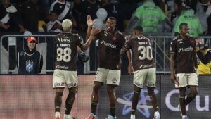 Jogadores do Vasco comemorando gol