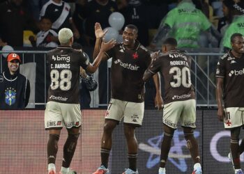 Jogadores do Vasco comemorando gol