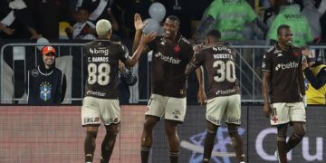 Jogadores do Vasco comemorando gol