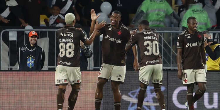 Jogadores do Vasco comemorando gol