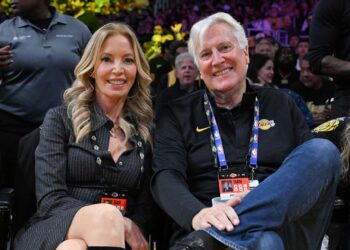 Mark Walter em jogo dos Lakers