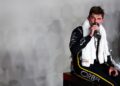 Max Verstappen bebendo em copo