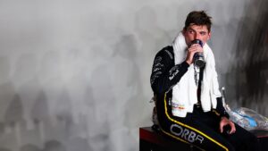 Max Verstappen bebendo em copo