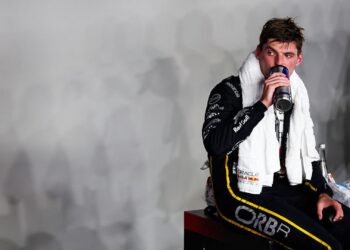 Max Verstappen bebendo em copo
