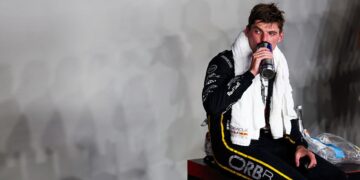 Max Verstappen bebendo em copo