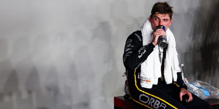 Max Verstappen bebendo em copo