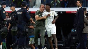 Vini Jr em confusão no clássico contra o Barcelona