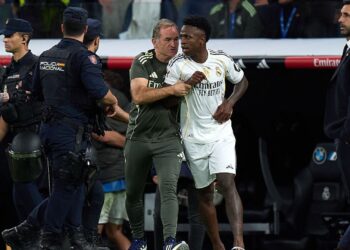 Vini Jr em confusão no clássico contra o Barcelona