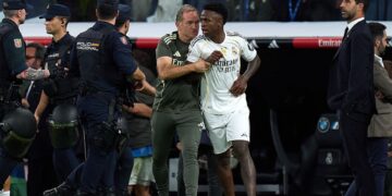 Vini Jr em confusão no clássico contra o Barcelona