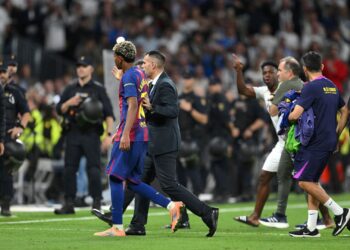 Vini Jr e Yamal discutiram após o clássico