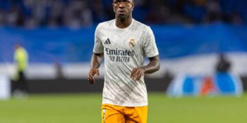 Quanto tempo você precisa trabalhar para ganhar o que Vini Jr. recebe em um ano?