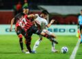 Jogadores de Vitória e Bahia disputando bola