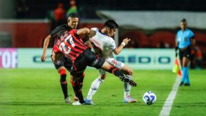 Jogadores de Vitória e Bahia disputando bola