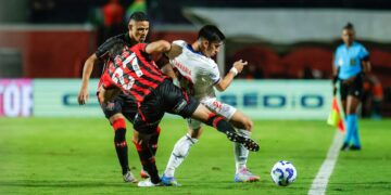 Jogadores de Vitória e Bahia disputando bola