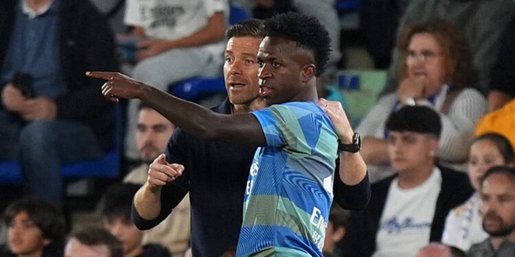 Xabi Alonso e Vini Jr conversando em jogo do Real Madrid