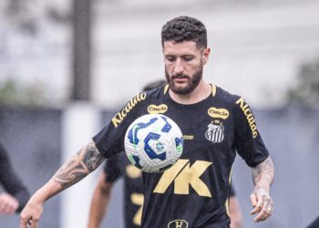 Zé Rafael durante treino do Santos