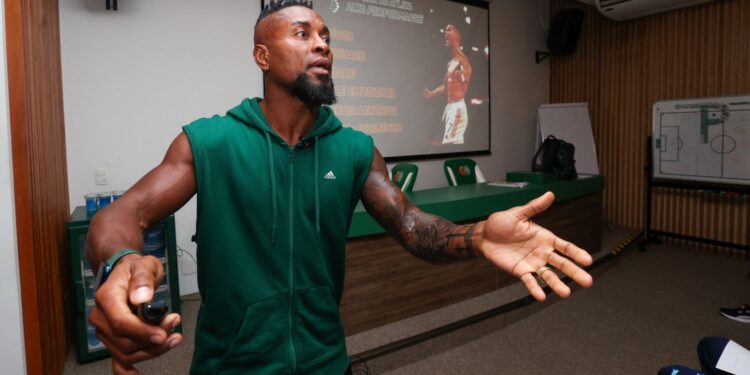 Palestra de Zé Roberto com o time Sub-17 do Palmeiras