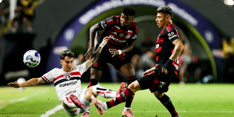 Lance do jogo entre São Paulo e Flamengo