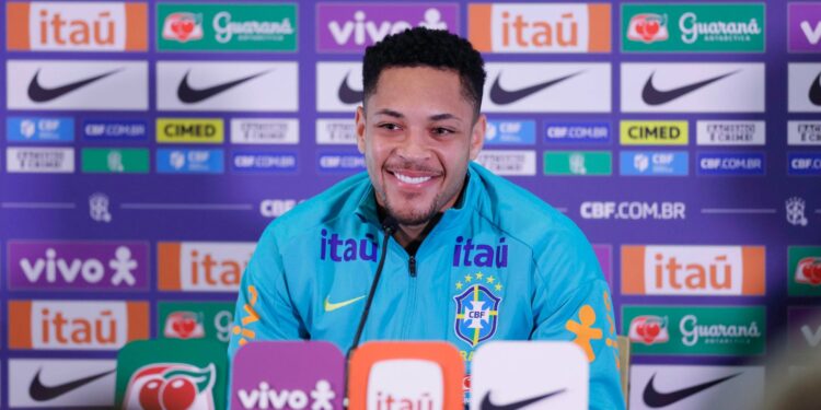 Vitor Roque fala sobre disputa de vaga na Seleção Brasileira
