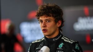 Kimi Antonelli visita túmulo de Ayrton Senna em São Paulo