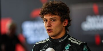 Kimi Antonelli visita túmulo de Ayrton Senna em São Paulo