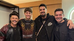 Flaco López e Agustín Giay, do Palmeiras, acompanham show de sertanejo