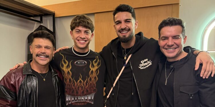 Flaco López e Agustín Giay, do Palmeiras, acompanham show de sertanejo