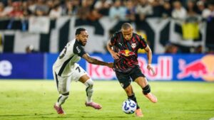 Lance do jogo entre RB Bragantino e Corinthians