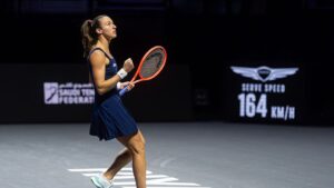 Luisa Stefani garante vaga na semifinal do WTA Finals