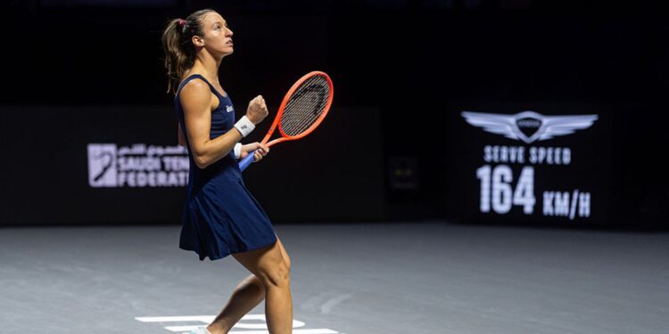 Luisa Stefani garante vaga na semifinal do WTA Finals