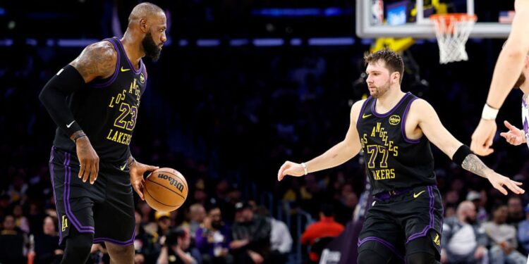 LeBron James estreia na temporada com vitória dos Lakers