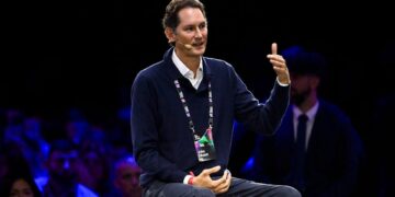 Presidente da Ferrari critica Hamilton e Leclerc