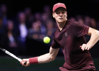 Sinner atropela Zverev e garante vaga na final dos Masters 1000 de Paris