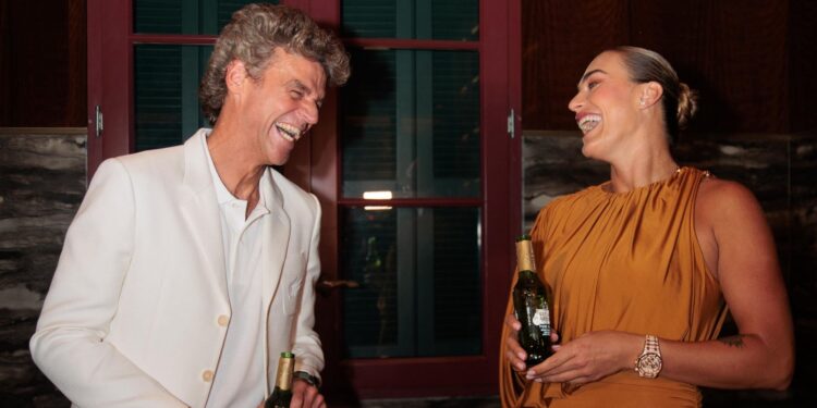 Aryna Sabalenka e Gustavo Kuerten se encontram em São Paulo
