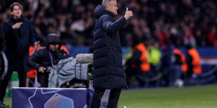 Luis Enrique rasga elogios ao meia Vitinha