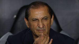 Internacional demite o treinador Ramon Díaz