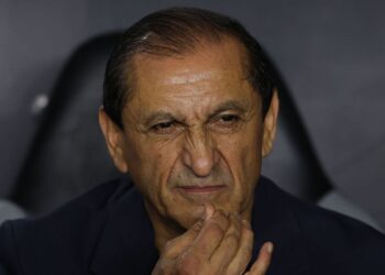 Internacional demite o treinador Ramon Díaz