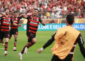 Danilo abriu o placar para o Flamengo contra o Palmeiras