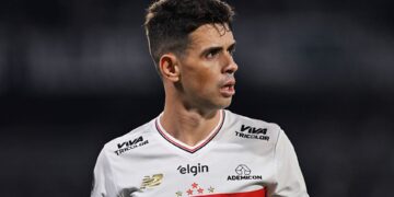 Oscar agradece mensagens após internação