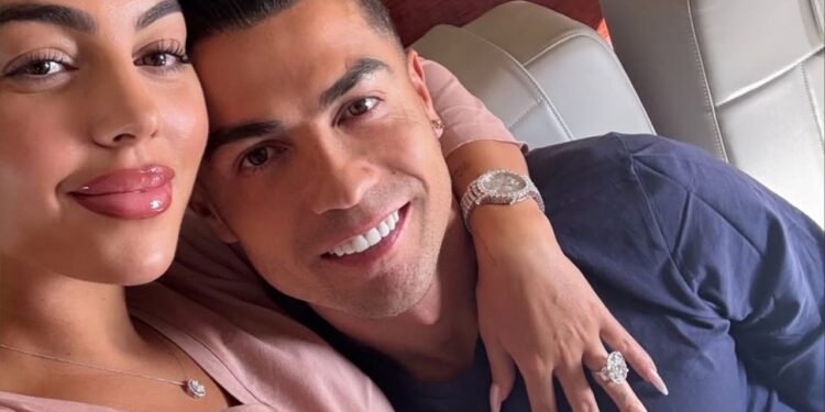 Anel de noivado de Cristiano Ronaldo impressiona pelo luxo e 30 quilates de diamante
