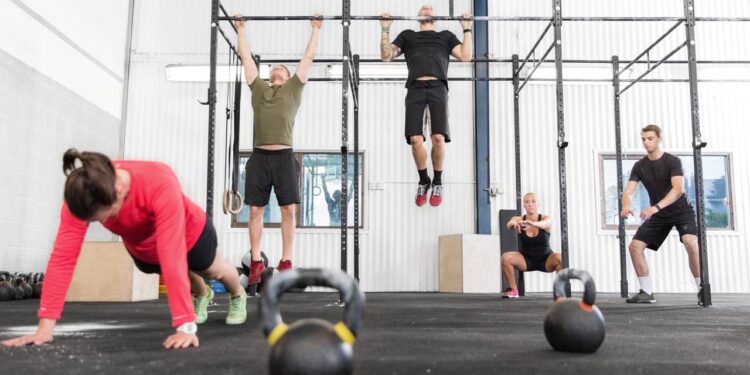 Atividade em grupo que fortalece disciplina, motivação e superação - Créditos: depositphotos.com / kjekol