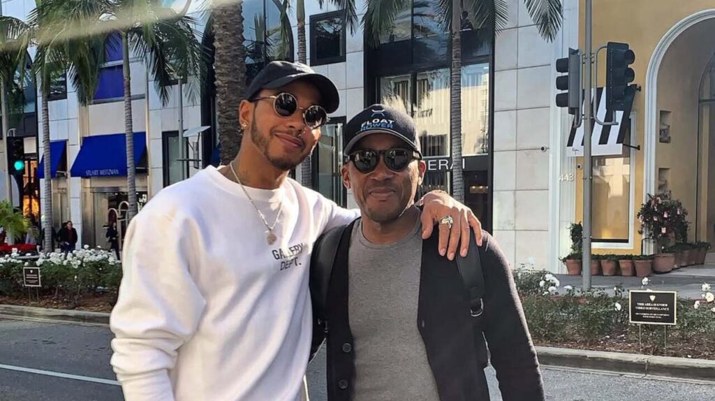 A rela&ccedil;&atilde;o familiar de Lewis Hamilton nasce em um contexto de desafios financeiros e forte uni&atilde;o. Criado inicialmente pelos pais, o piloto teve desde cedo incentivo para seguir no automobilismo. Mesmo ap&oacute;s a separa&ccedil;&atilde;o dos pais, o n&uacute;cleo familiar permaneceu presente e participativo em sua forma&ccedil;&atilde;o.

Como o pai de Lewis Hamilton influenciou sua carreira fora das pistas?

Anthony Hamilton, pai do piloto, foi pe&ccedil;a-chave na trajet&oacute;ria do filho desde o kartismo. Ele assumiu m&uacute;ltiplos pap&eacute;is, atuando como gestor, mentor e principal incentivador emocional. Fora das pistas, essa rela&ccedil;&atilde;o moldou valores como disciplina, foco e resili&ecirc;ncia.

Al&eacute;m disso, Anthony abriu m&atilde;o de estabilidade financeira para sustentar o sonho do filho. Essa escolha refor&ccedil;ou uma liga&ccedil;&atilde;o marcada por sacrif&iacute;cios e confian&ccedil;a m&uacute;tua, frequentemente citada por Hamilton em entrevistas.

Qual &eacute; a import&acirc;ncia da m&atilde;e de Lewis Hamilton em sua vida pessoal?

A m&atilde;e, Carmen Larbalestier, sempre teve papel essencial no equil&iacute;brio emocional do piloto. Mesmo vivendo em casas diferentes ap&oacute;s a separa&ccedil;&atilde;o, Hamilton manteve rela&ccedil;&atilde;o pr&oacute;xima e constante com ela. Essa presen&ccedil;a ajudou a criar uma base emocional s&oacute;lida fora do ambiente competitivo.

Ela tamb&eacute;m incentivou o lado mais humano do filho, longe da press&atilde;o das corridas. Essa influ&ecirc;ncia aparece em discursos sobre empatia, sa&uacute;de mental e identidade pessoal.

Como os irm&atilde;os participam da vida de Hamilton fora do automobilismo?

O conv&iacute;vio com os irm&atilde;os sempre foi destacado como fonte de normalidade para o piloto. Em especial, a rela&ccedil;&atilde;o com Nicolas Hamilton, que possui paralisia cerebral e tamb&eacute;m compete no automobilismo, &eacute; frequentemente citada como inspiradora. Fora das pistas, esse v&iacute;nculo refor&ccedil;a valores de inclus&atilde;o e supera&ccedil;&atilde;o.

Hamilton costuma destacar o irm&atilde;o como exemplo de for&ccedil;a. Essa rela&ccedil;&atilde;o ampliou sua vis&atilde;o sobre acessibilidade e diversidade no esporte.

De que forma a fam&iacute;lia ajudou Hamilton a lidar com fama e press&atilde;o?

A fam&iacute;lia funcionou como um espa&ccedil;o de prote&ccedil;&atilde;o emocional diante da exposi&ccedil;&atilde;o extrema. Em momentos de cr&iacute;ticas p&uacute;blicas e press&atilde;o midi&aacute;tica, Hamilton recorreu ao apoio familiar para manter estabilidade. Essa rede ajudou a separar o piloto p&uacute;blico do indiv&iacute;duo privado.

Al&eacute;m disso, os familiares atuaram como contraponto &agrave; rotina intensa da F&oacute;rmula 1. Isso contribuiu para preservar sua identidade fora das pistas.

A rela&ccedil;&atilde;o familiar influencia o ativismo social de Hamilton?

Sim, a base familiar teve impacto direto em sua consci&ecirc;ncia social. As conversas em casa e a pr&oacute;pria hist&oacute;ria de vida despertaram sensibilidade para temas como racismo e desigualdade. Fora das pistas, Hamilton usa sua voz com respaldo emocional vindo da fam&iacute;lia.

Esse apoio permitiu que ele se posicionasse sem medo de rejei&ccedil;&atilde;o. A seguran&ccedil;a emocional fortaleceu seu engajamento p&uacute;blico.

Quais mitos cercam a rela&ccedil;&atilde;o de Hamilton com a fam&iacute;lia?

Um mito comum &eacute; a ideia de conflitos permanentes ou afastamento. Apesar de diverg&ecirc;ncias naturais ao longo da carreira, Hamilton sempre manteve la&ccedil;os s&oacute;lidos com os familiares. A narrativa de rompimentos costuma ser exagerada pela m&iacute;dia.

Outro equ&iacute;voco &eacute; minimizar o papel da fam&iacute;lia ap&oacute;s o sucesso. Mesmo no auge, Hamilton preservou v&iacute;nculos e refer&ecirc;ncias familiares.

Como a fam&iacute;lia influencia decis&otilde;es pessoais fora das pistas?

Decis&otilde;es relacionadas a estilo de vida, resid&ecirc;ncia e prioridades pessoais costumam considerar o impacto familiar. Hamilton frequentemente busca proximidade emocional, mesmo com agenda global intensa. Essa influ&ecirc;ncia aparece em escolhas mais conscientes e equilibradas.

Al&eacute;m disso, a fam&iacute;lia ajuda a manter os p&eacute;s no ch&atilde;o. Isso evita que o sucesso esportivo se transforme em isolamento pessoal.

Qual &eacute; o impacto dessa rela&ccedil;&atilde;o para as novas gera&ccedil;&otilde;es de atletas?

A hist&oacute;ria familiar de Hamilton oferece um modelo de apoio sustent&aacute;vel. Mostra que sucesso esportivo n&atilde;o precisa romper la&ccedil;os pessoais. Para jovens atletas, essa rela&ccedil;&atilde;o refor&ccedil;a a import&acirc;ncia de uma base emocional s&oacute;lida.

Tamb&eacute;m evidencia que o entorno familiar pode ser for&ccedil;a estrat&eacute;gica. N&atilde;o apenas no esporte, mas na constru&ccedil;&atilde;o de car&aacute;ter.

O que podemos aprender com a rela&ccedil;&atilde;o entre Lewis Hamilton e sua fam&iacute;lia?

A trajet&oacute;ria de Hamilton mostra que talento precisa de suporte humano. A fam&iacute;lia foi pilar silencioso em momentos decisivos de sua vida. Fora das pistas, essa rela&ccedil;&atilde;o sustenta valores, escolhas e posicionamentos.

Mais do que t&iacute;tulos, o legado inclui v&iacute;nculos preservados. Um lembrete de que grandes carreiras tamb&eacute;m se constroem fora do esporte.