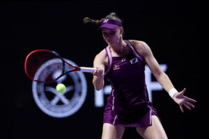 Elena Rybakina vence Iga Swiatek pelo WTA Finals